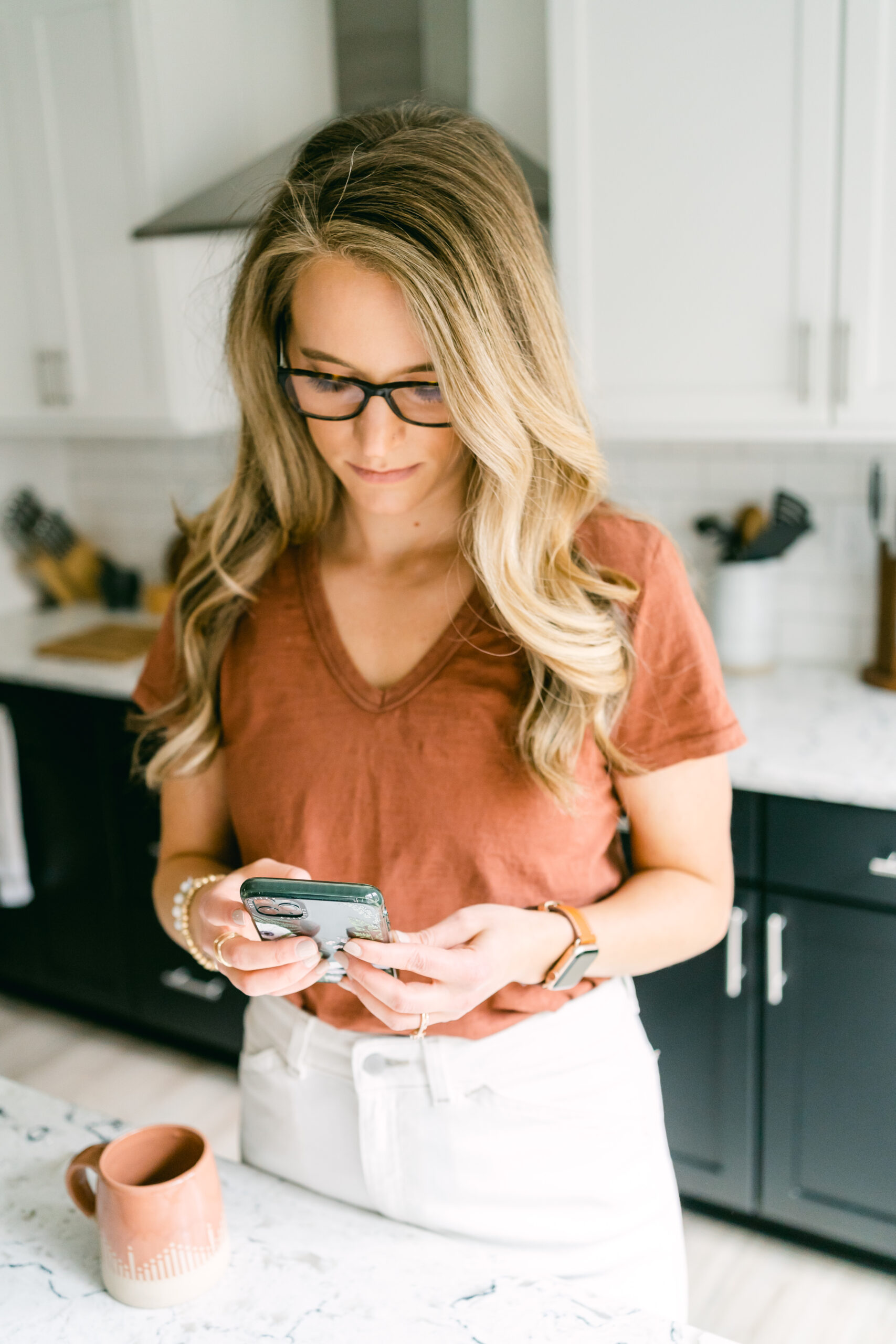 Image of Business Coach Laura Schoenfeld used for blog about How I’m Adapting to the Rise of AI in My Online Business