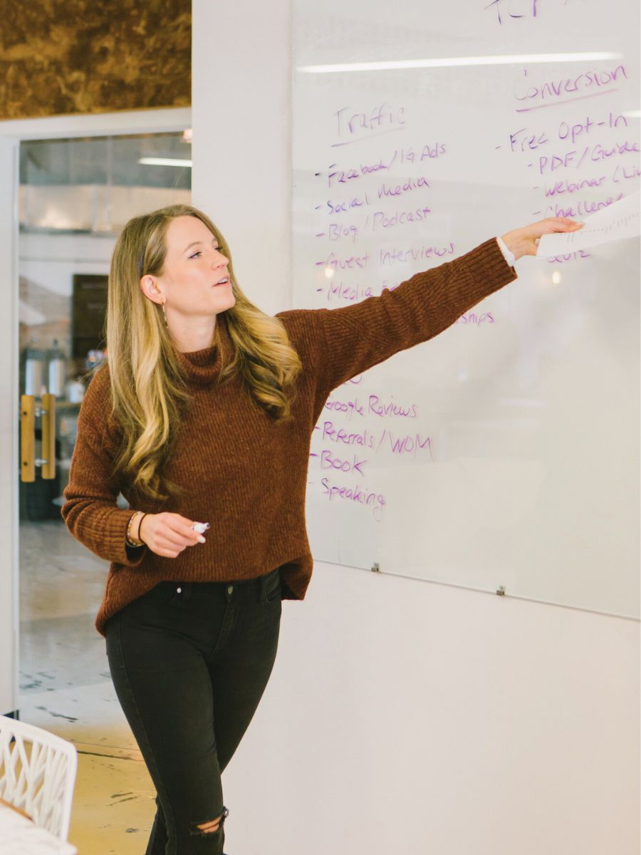 Business Coach Laura Schoenfeld photo on blog about online coaching industry trends