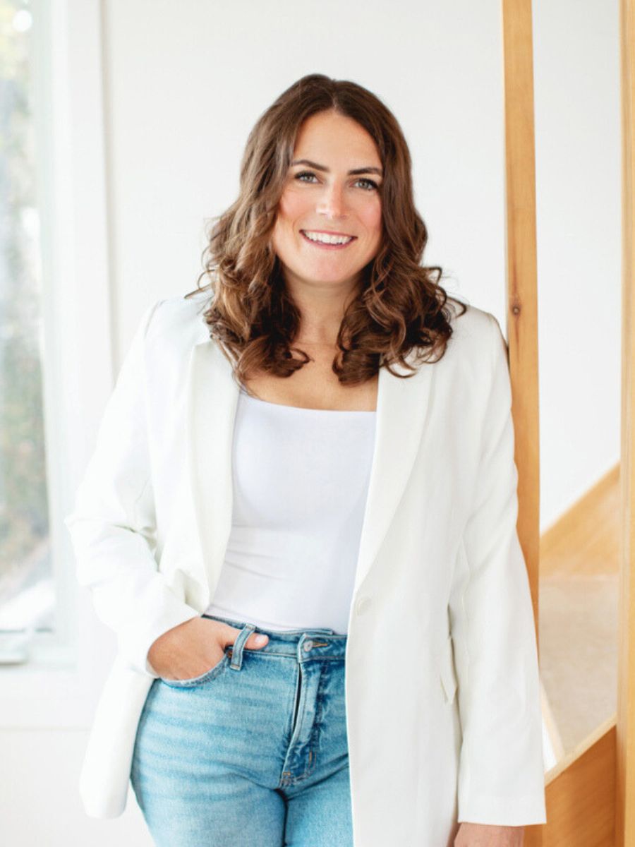 Laura Sinclair on The Nourished CEO Podcast on why business coaching for mom entrepreneurs works best with mentors who understand motherhood