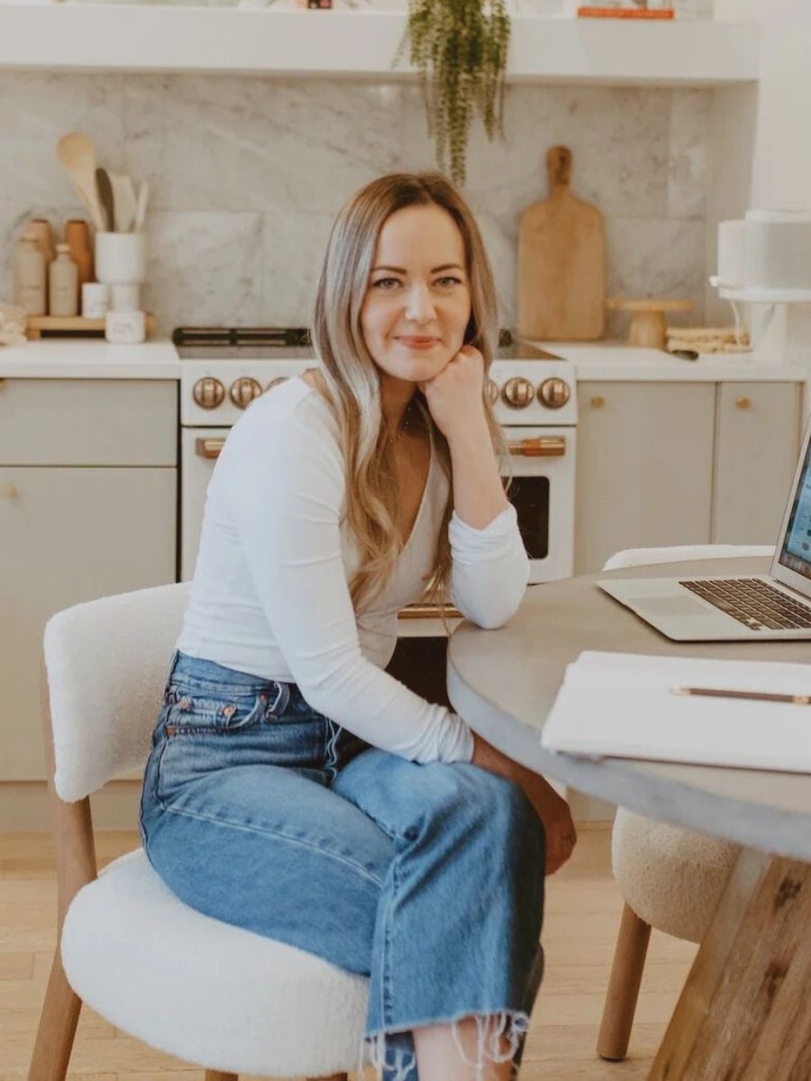 Liz Dornian photo for Nourished CEO Podcast about values-aligned content marketing for online coaches